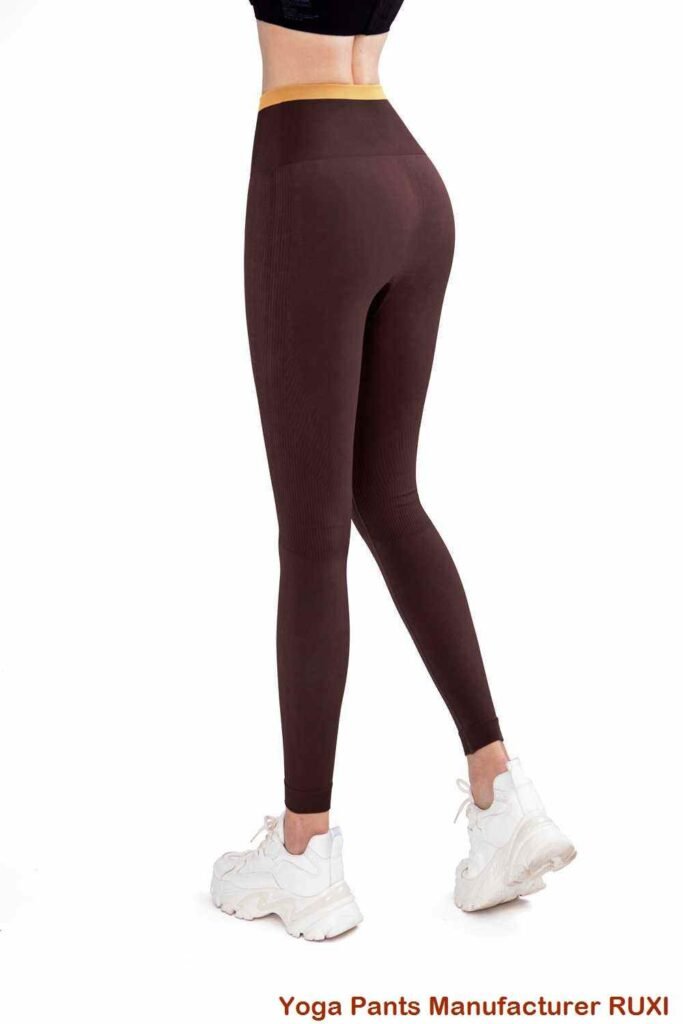 Short de sport longueur genou pour homme coupe athlétique