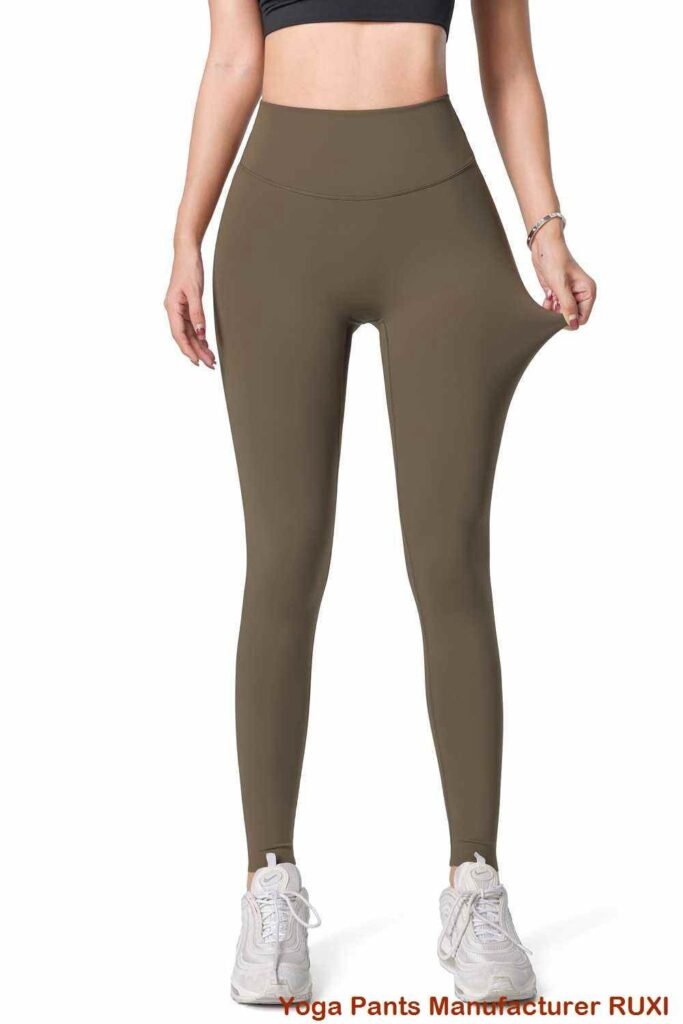 Short d'entraînement pour femme avec poche pour téléphone